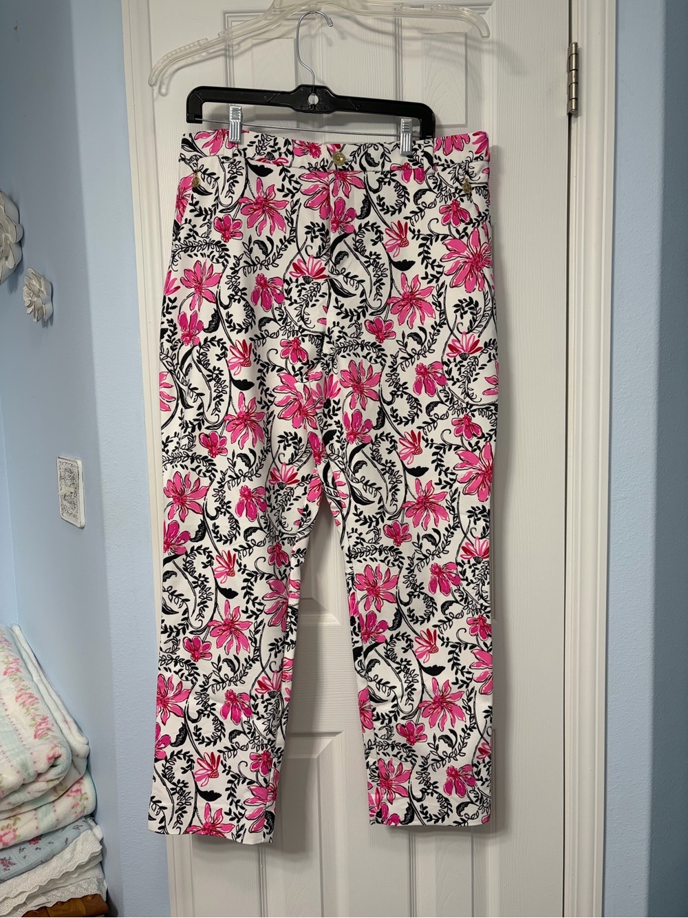 New never worn Lilly Pulitzer White Pants with Pink Floral & Black Vine Print